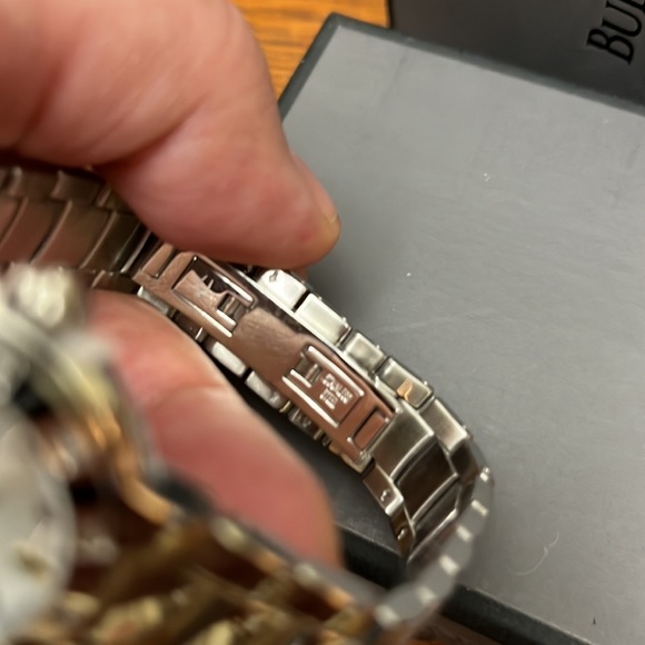 Bulova watch new in a box - Picture 3 of 8